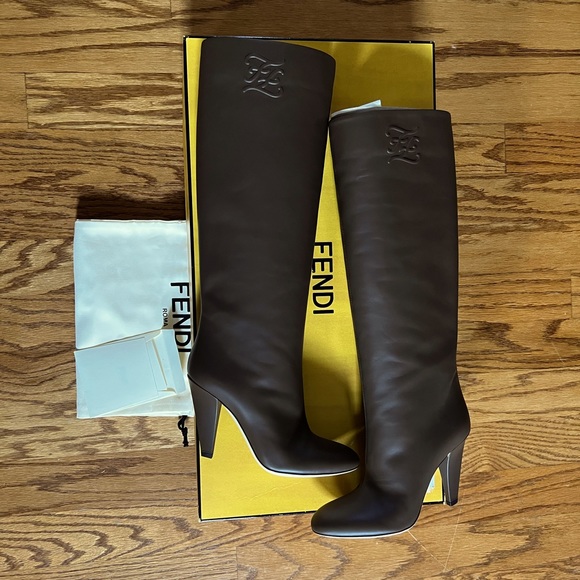 😊SOLD😊 Fendi Maya FF Karligraphy-motif boots in 37 - Picture 3 of 15